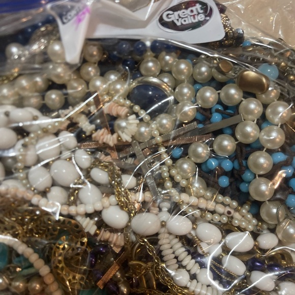 3lb bags of vintage mixed jewelry - Picture 6 of 6